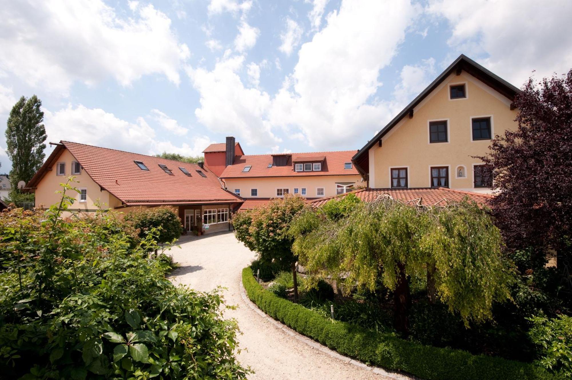 Stadler Hof Aparthotel Großgundertshausen Екстериор снимка